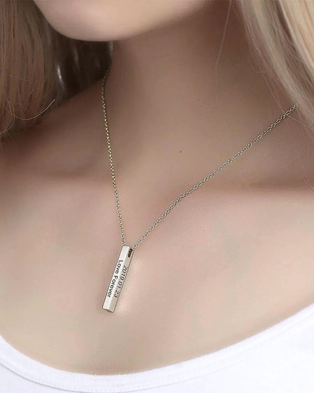 Personnalisez votre collier à barre verticale avec votre nom