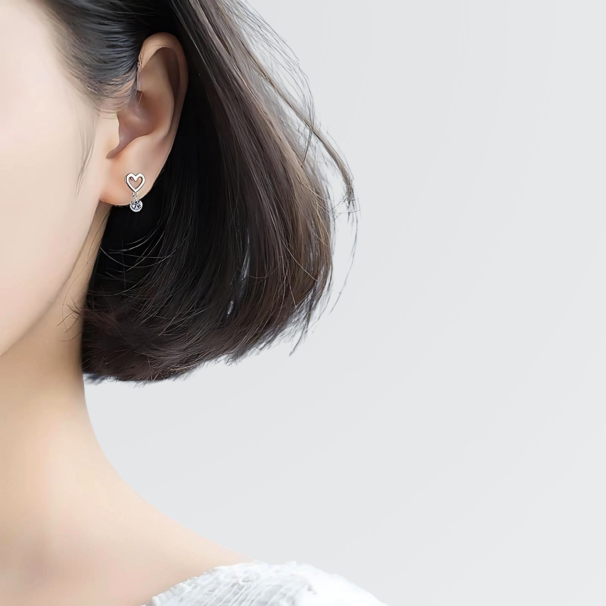 Solitario oscilante sobre tachuelas minimalistas de corazón