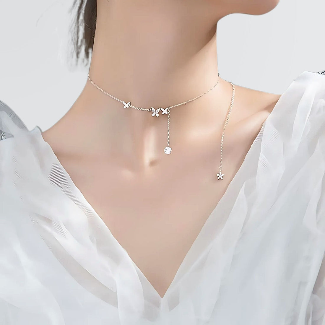 Collar minimalista de mariposas centelleantes