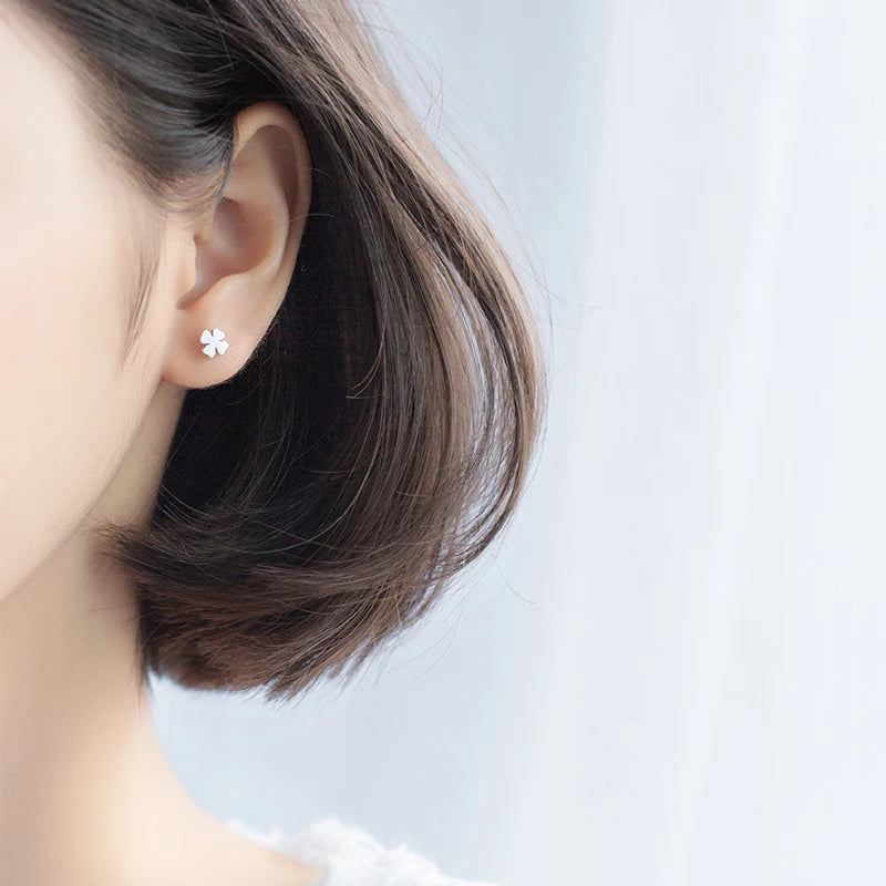 Pendientes minimalistas con diseño floral elegante