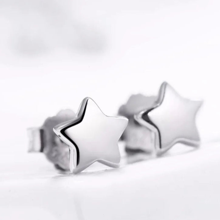 Pendientes minimalistas con diseño de estrellas brillantes