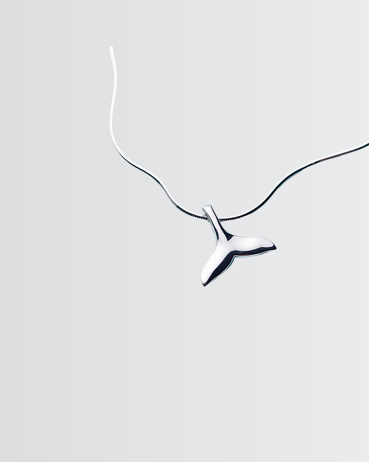 Preciosa tobillera con forma de cola de delfín