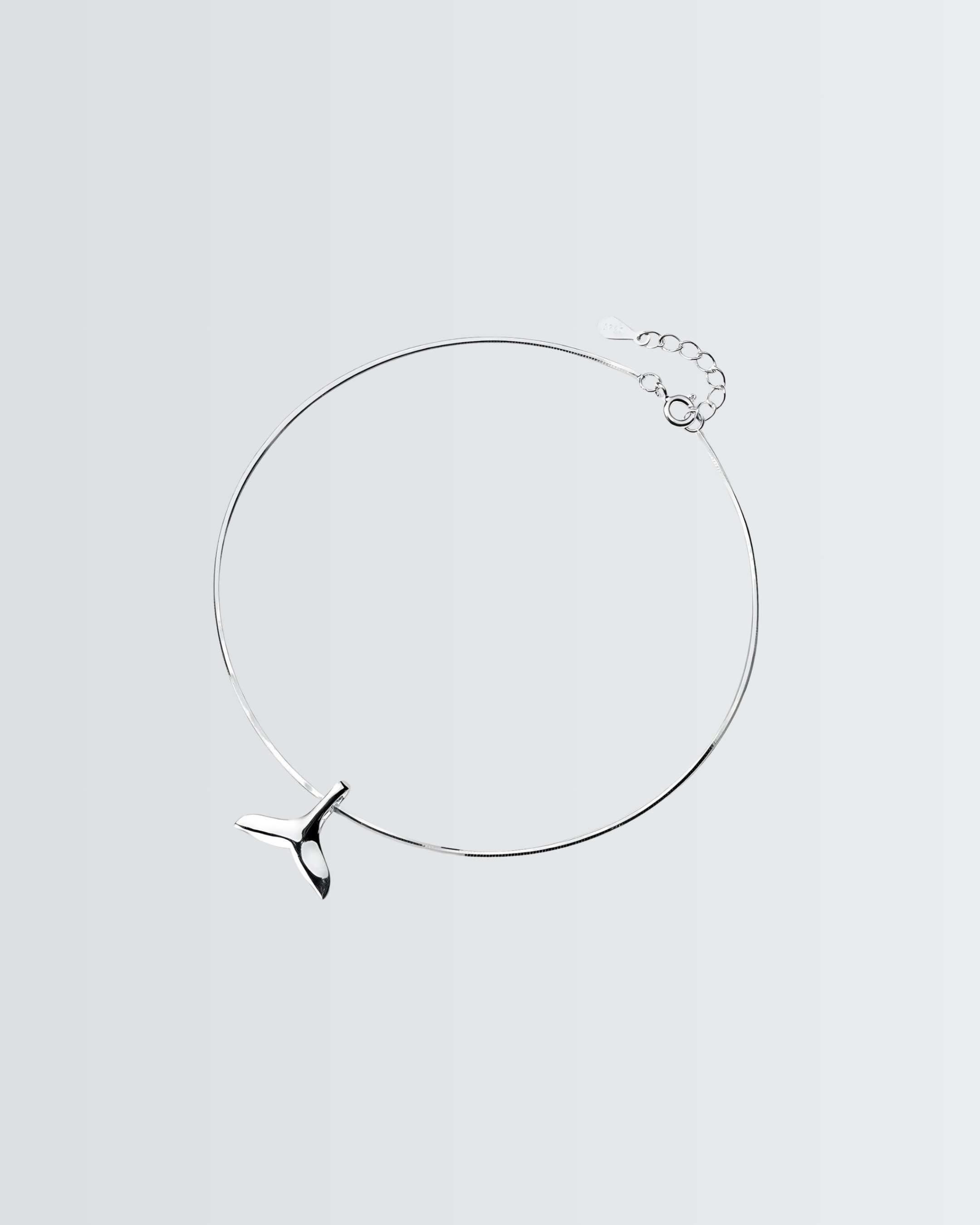 Preciosa tobillera con forma de cola de delfín