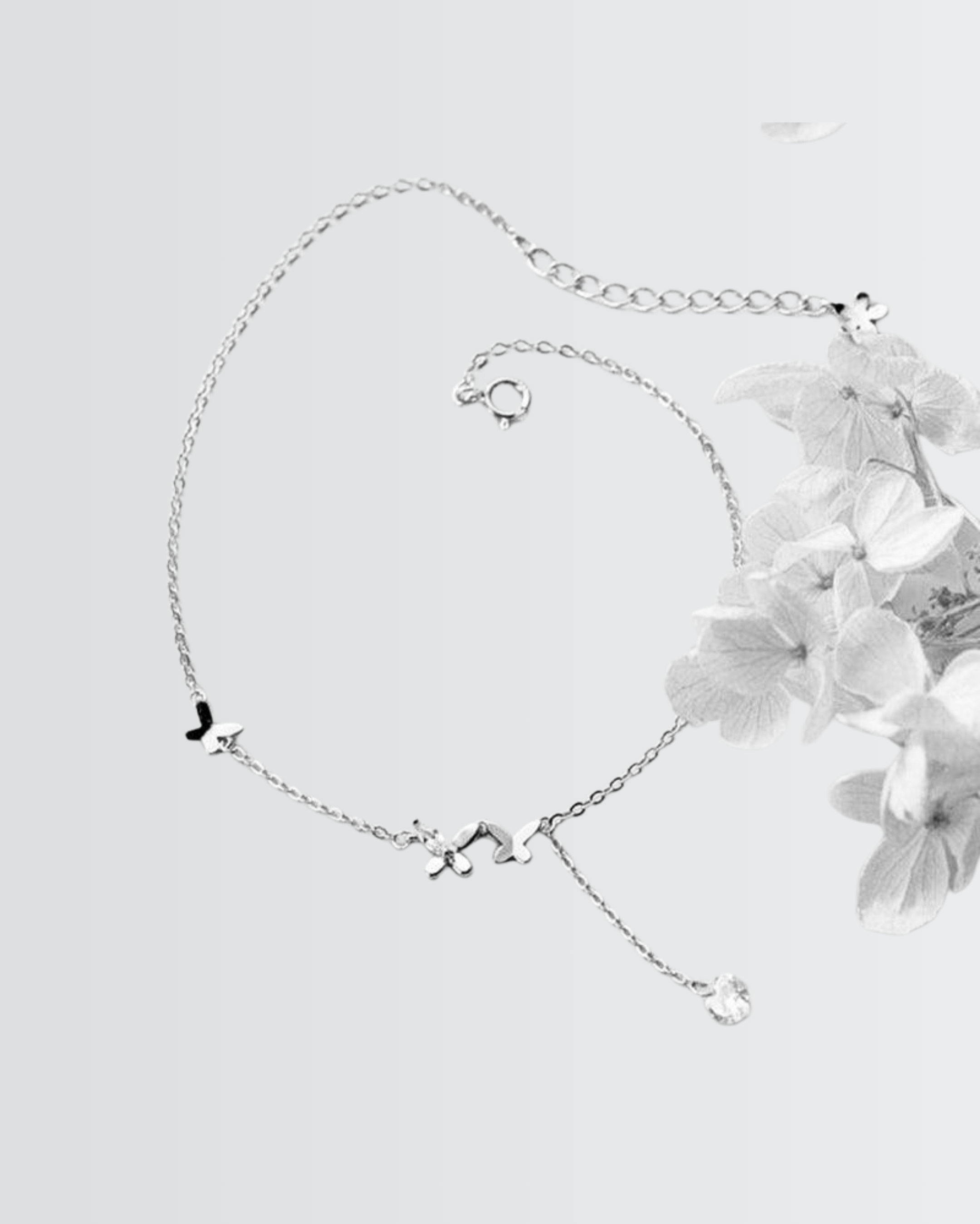 Tobillera minimalista con mariposas centelleantes